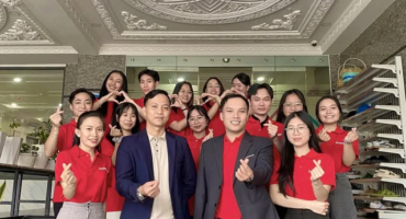 Proptech Homeber tại văn phòng TpHCM ngập sắc đỏ của những đoá hồng. Cùng nhau chúng ta đóng thuyền rẽ sóng ra biển lớn!